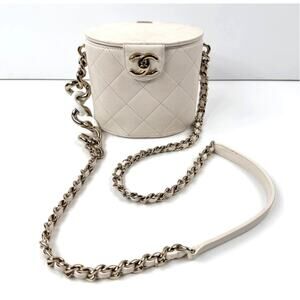 Chanel Elegant and Trendy Chain Vanity Case